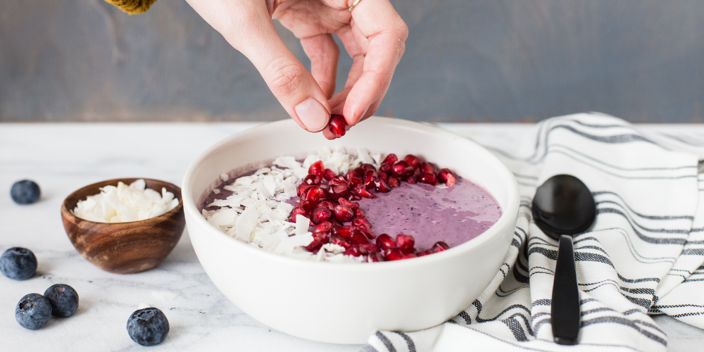 smoothie bowl with pomegranate and coconut